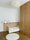 Chambre d'enfant avec soubassement peint en Tête Brûlée Bilboquet Déco et liseré noir, lit blanc et dressing en chêne
