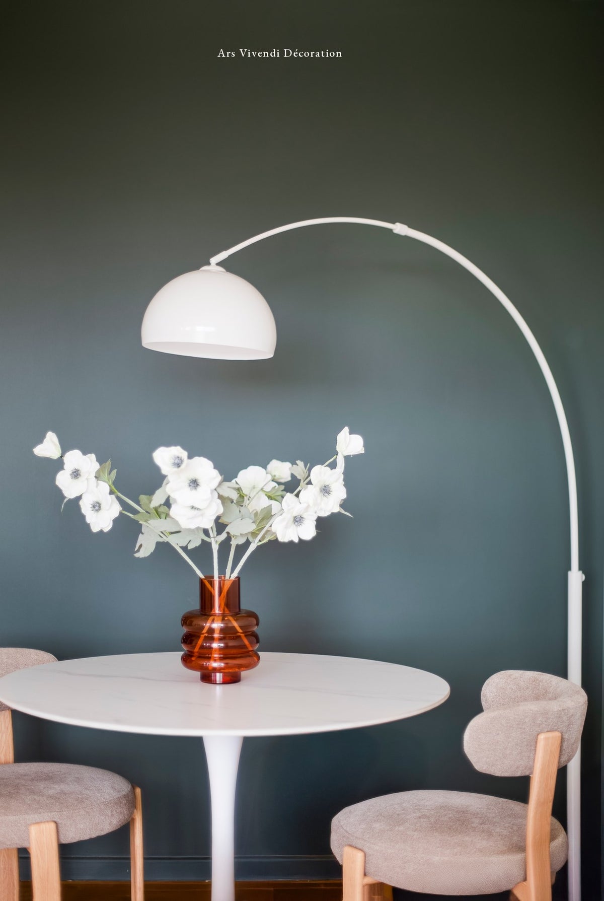 Coin repas avec mur peint en Une Souris Verte Bilboquet Déco, table ronde en marbre blanc, lampadaire arc et anémones