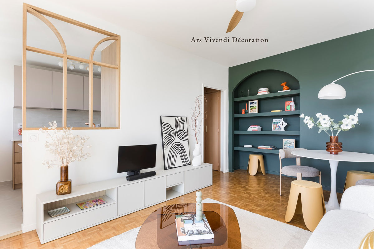 Séjour avec verrière en chêne et mur peint en Une Souris Verte Bilboquet Déco, alcôve cintrée en étagères, parquet mosaïque