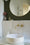 Salle de bain avec mur peint en Une petite mousse, vasque ronde blanche, robinetterie laiton et zellige beige — projet Atelier Valentina Bagnoli