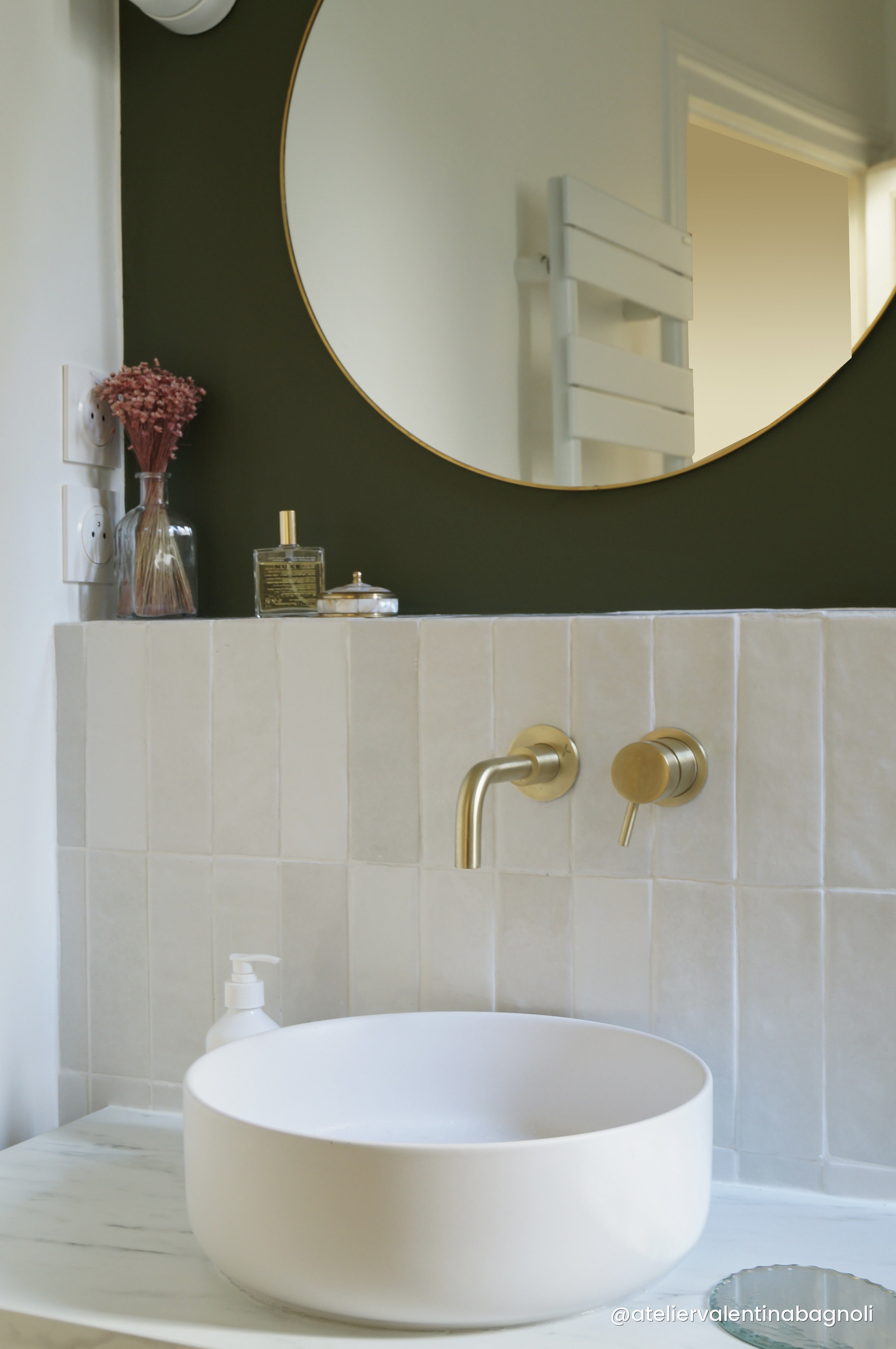 Salle de bain avec mur peint en Une petite mousse, vasque ronde blanche, robinetterie laiton et zellige beige — projet Atelier Valentina Bagnoli
