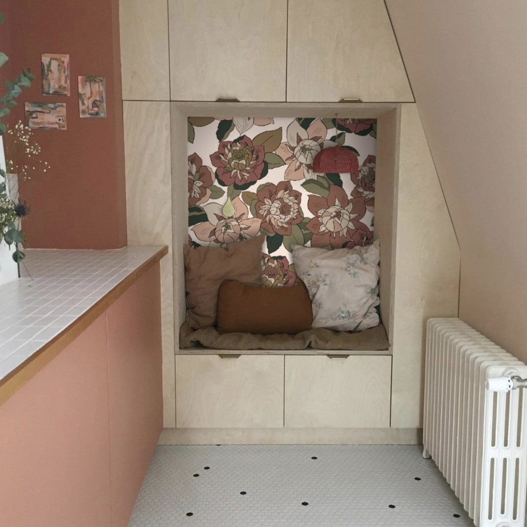 Papier peint Hippie au fond d'une niche lit-cabane en bois clair, mur terracotta — Bilboquet Déco